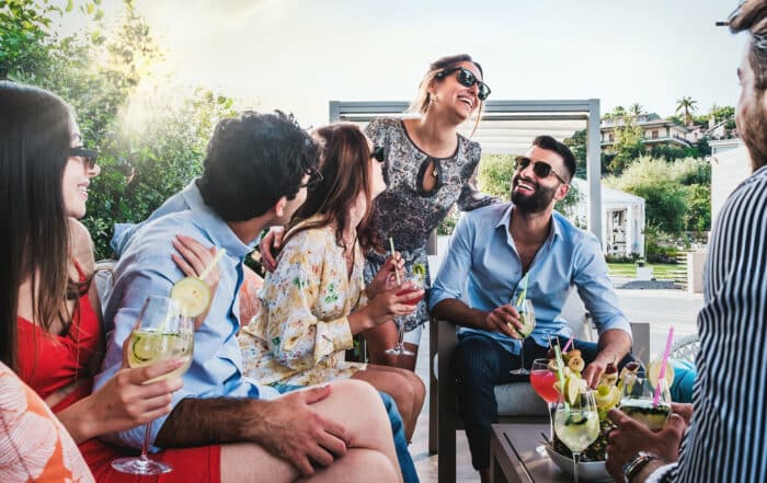 Spaß mit Freunden auf der Terrasse