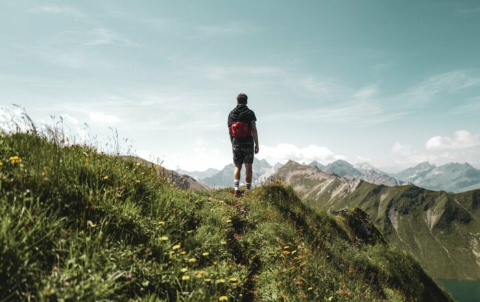 Wanderer in den Bergen im Sommer - Bergurlaub