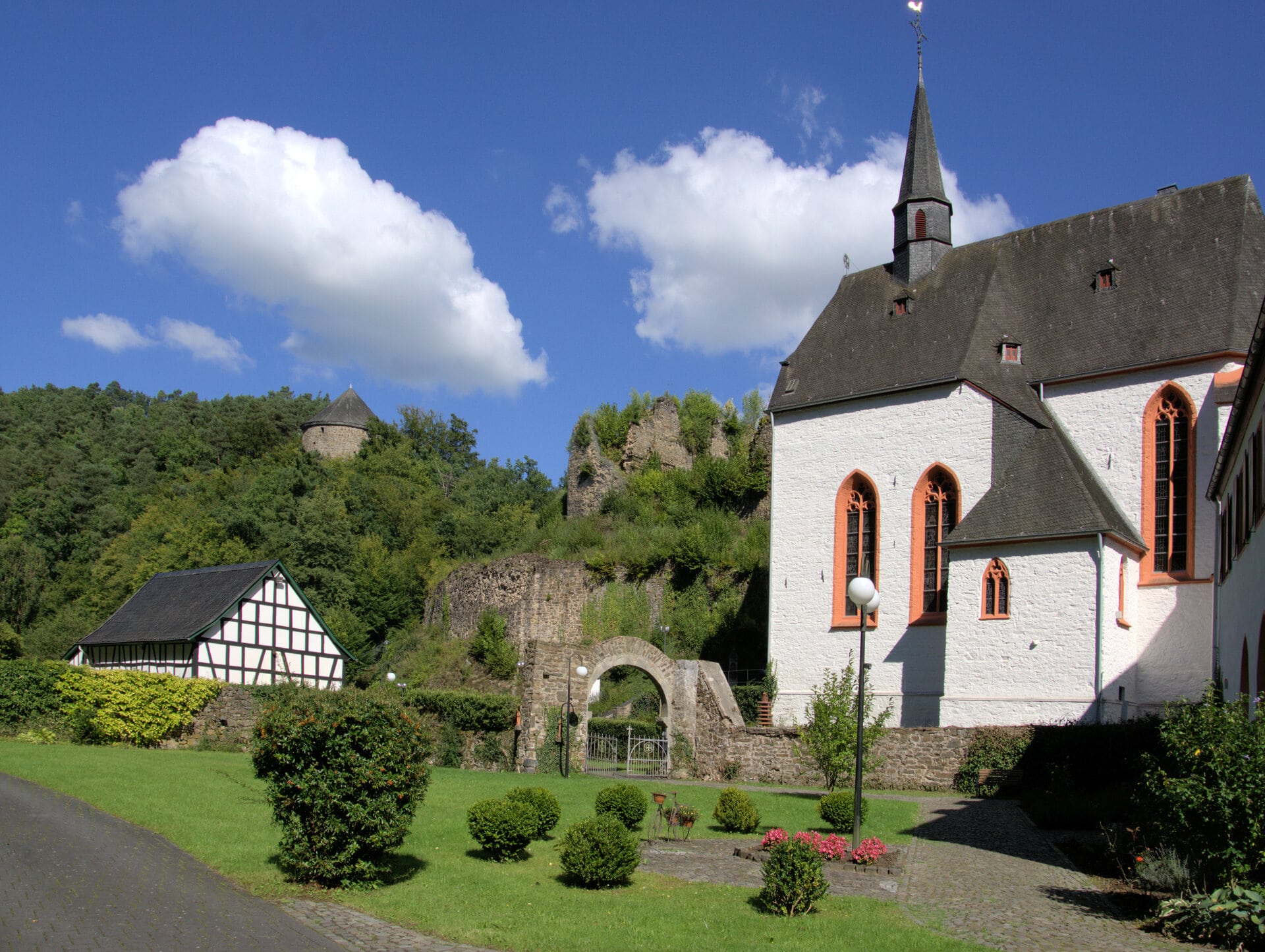 Kirche und Burgruine Ehrenstein an der Wied - Wiedweg