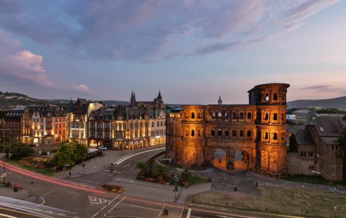 Porta Nigra in Trier zur blauen Stunde - schlechtes Wetter in Trier