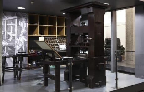 Presse mit Setzkasten in der Gutenberg-Werkstatt