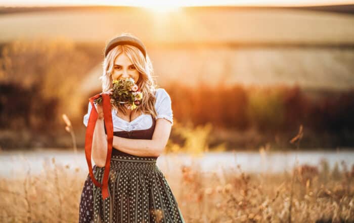 Mädchen im Dirndl im Feld