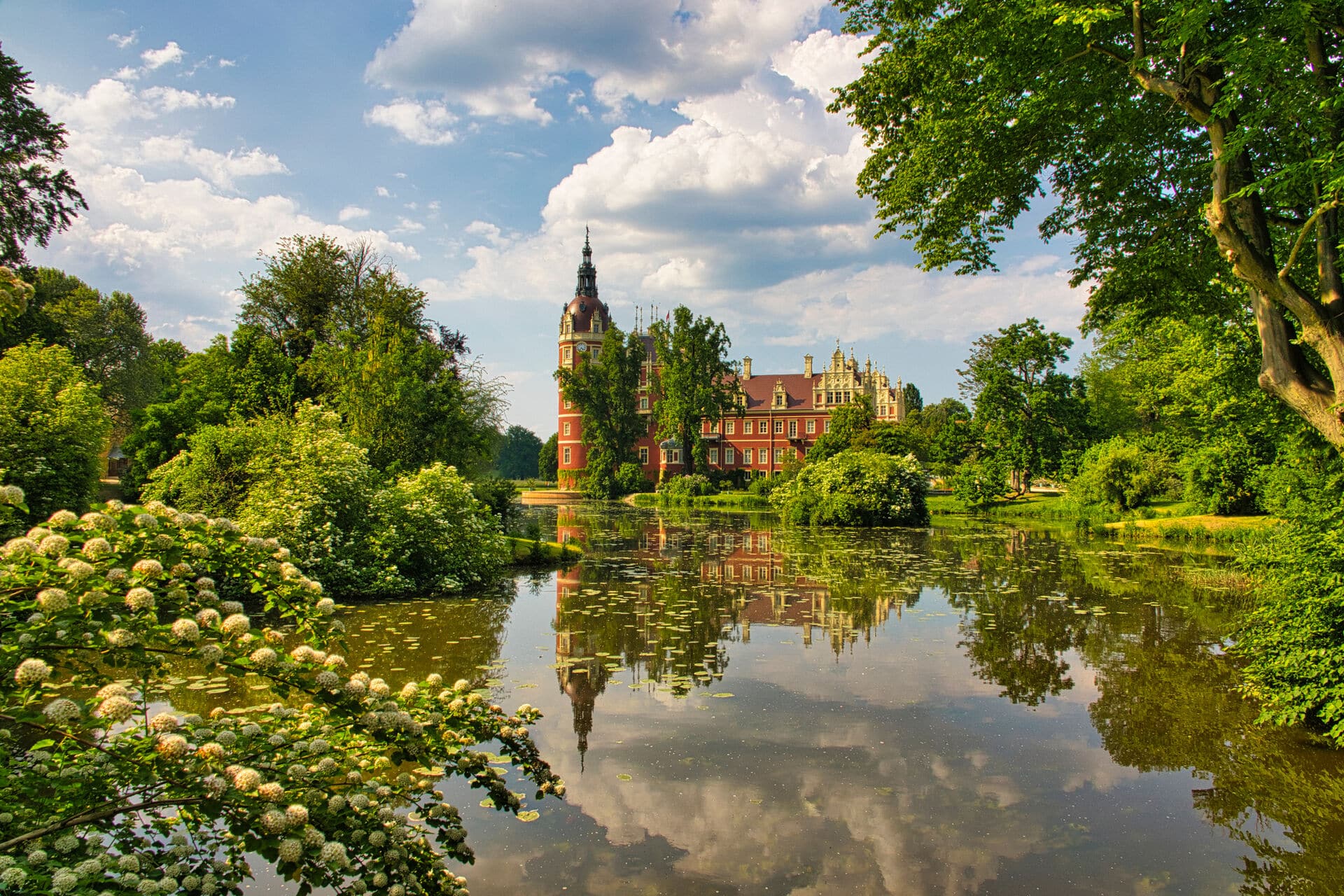 Neues Schloss im Muskauer Park - Frühling in Sachsen