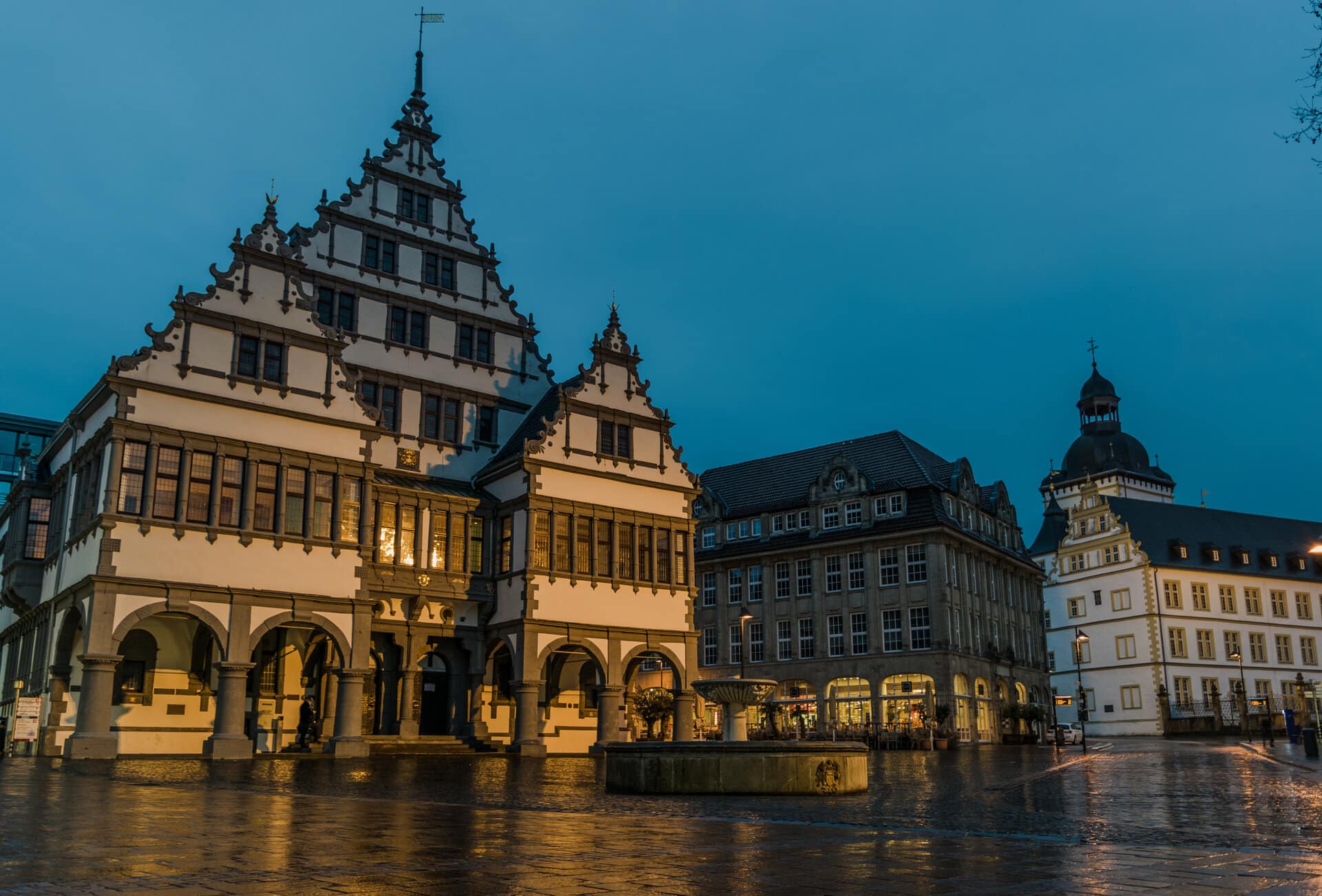 Rathaus Paderborn bei Regenwetter - schlechtes Wetter in Paderborn