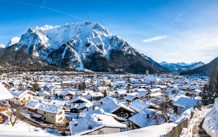 Blick über Mittenwald im Winter
