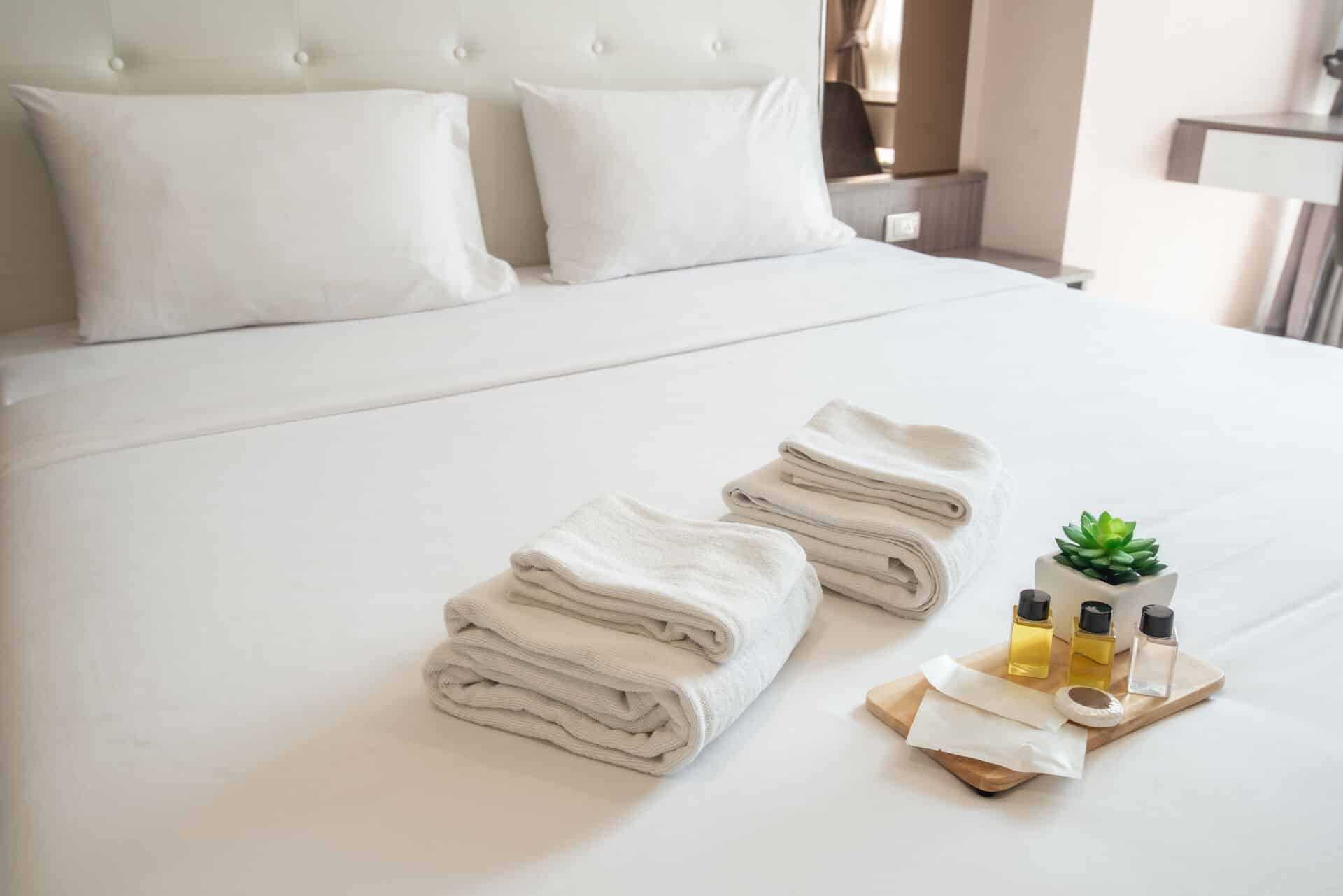 Hotelzimmer mit Amenities auf dem Bett