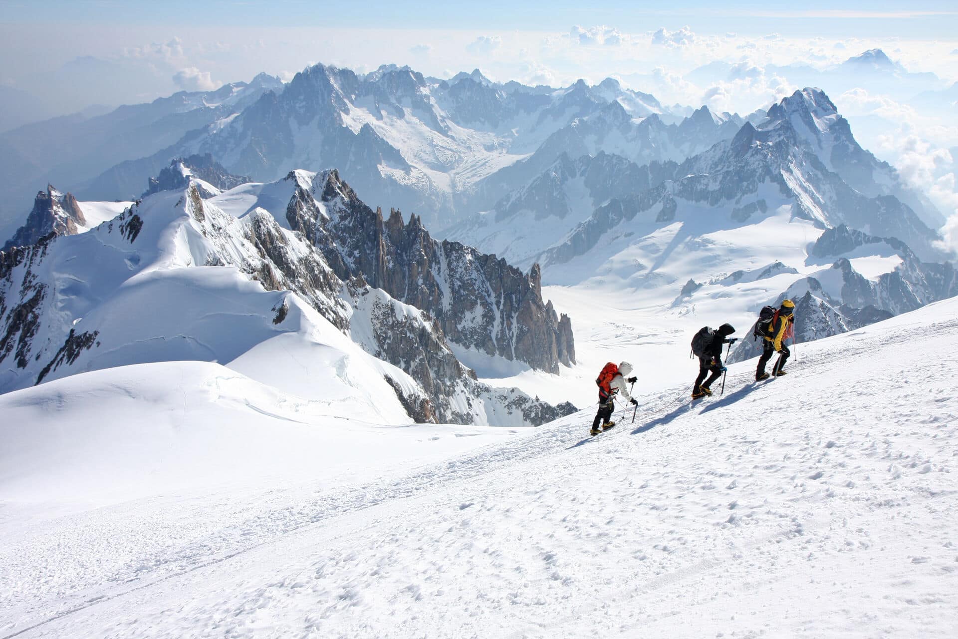 Bergsteiger am Mont Blanc im Schnee