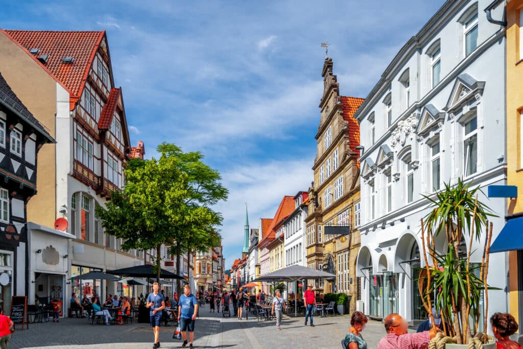 Belebte Altstadt Hameln im Sommer