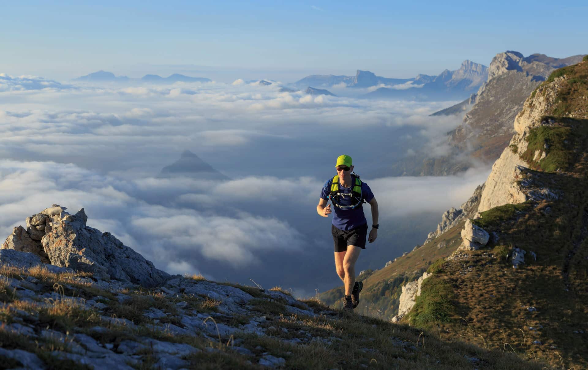 Trailrunner in den Bergen über den Wolken - Trailrunning