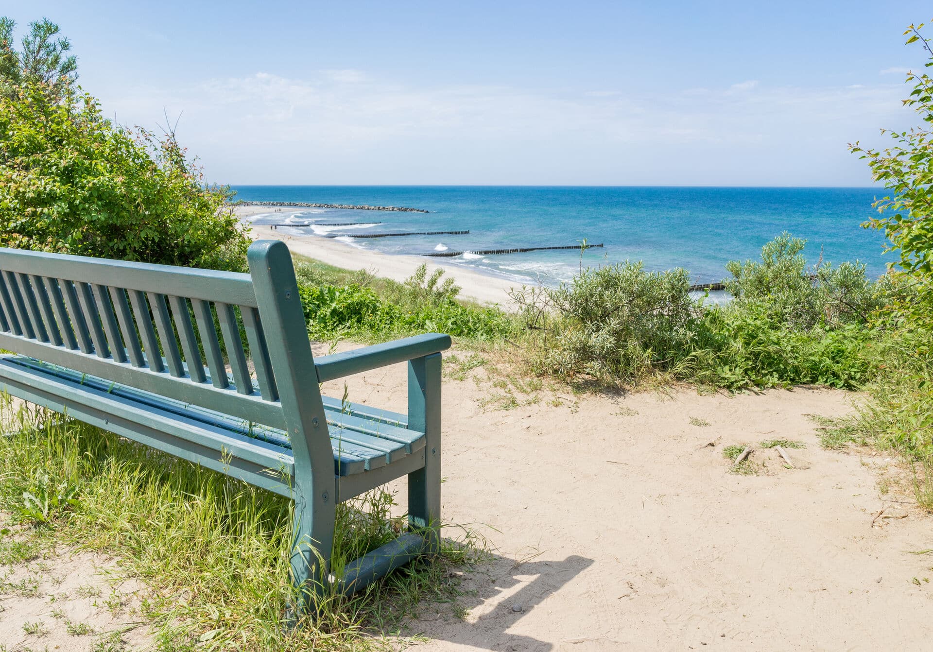 Holzbank mit Blick über Ostseestrand