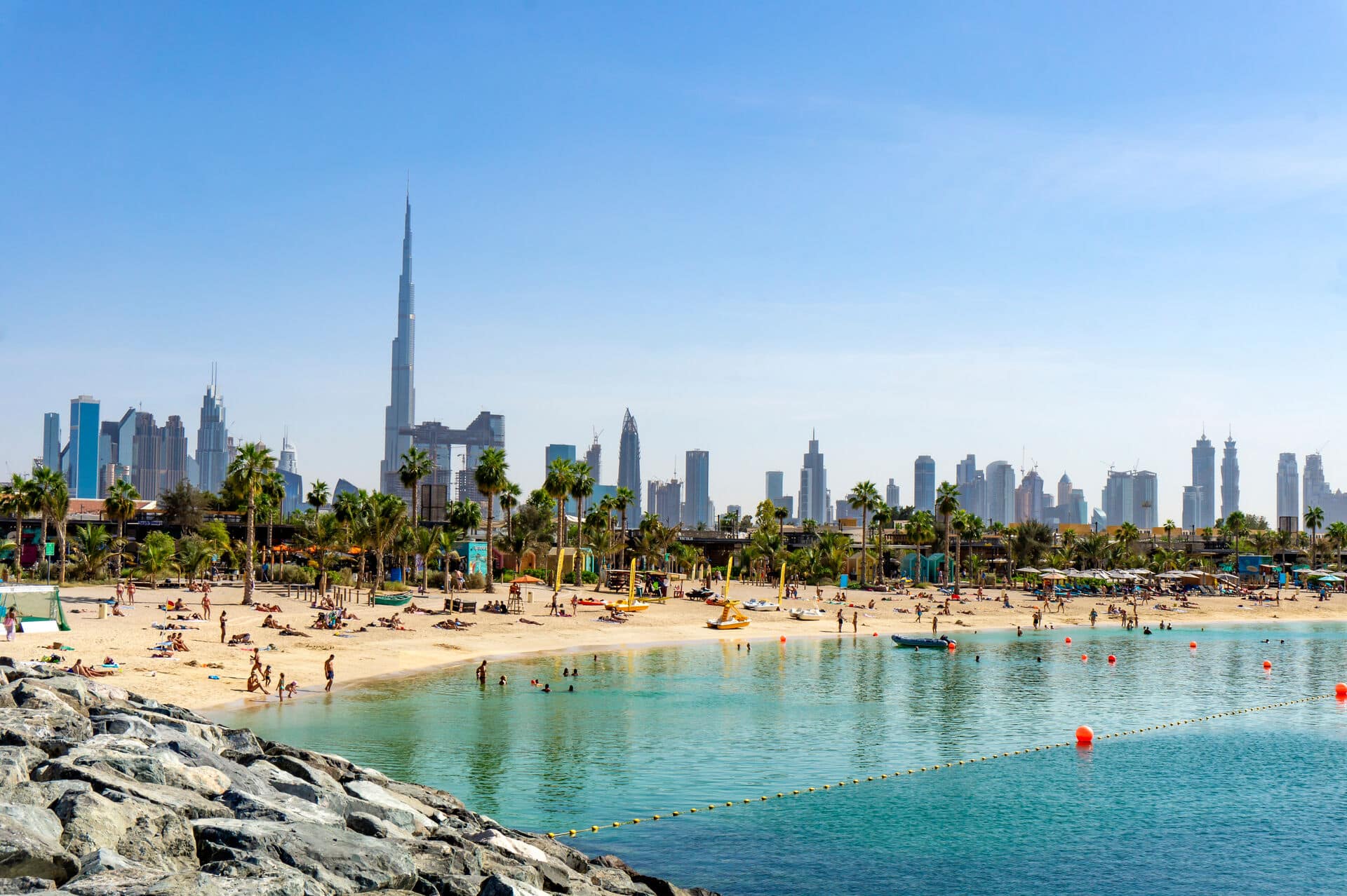 Strand vor Dubai Skyline