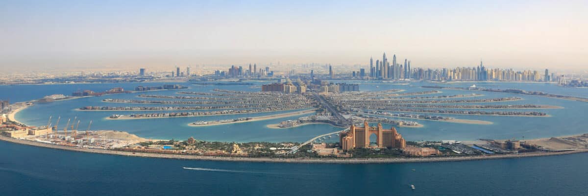 Palmeninsel vor Dubai Skyline