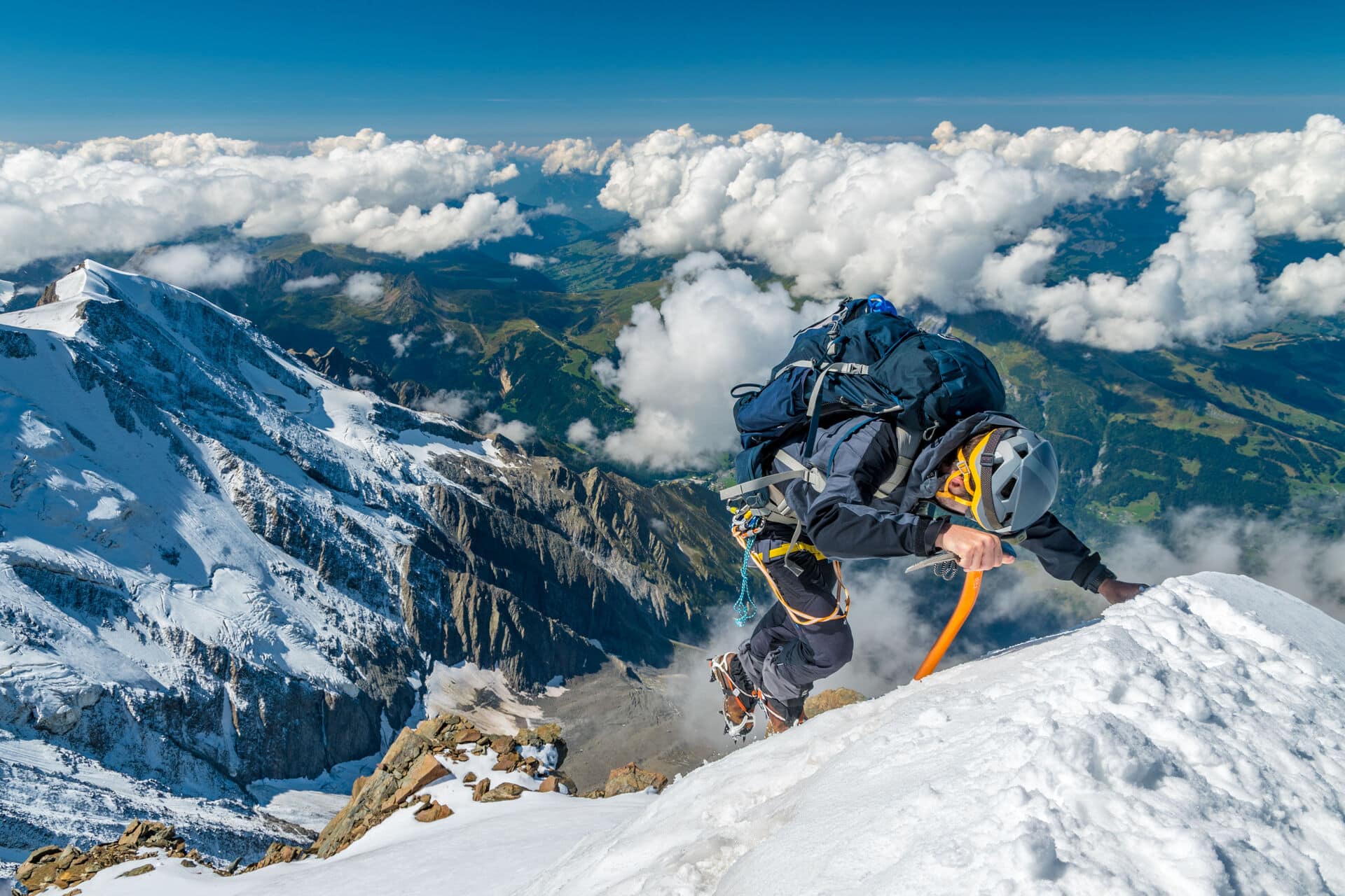 Bersteiger klettert steilen Schneehang am Mont Blanc Massiv empor