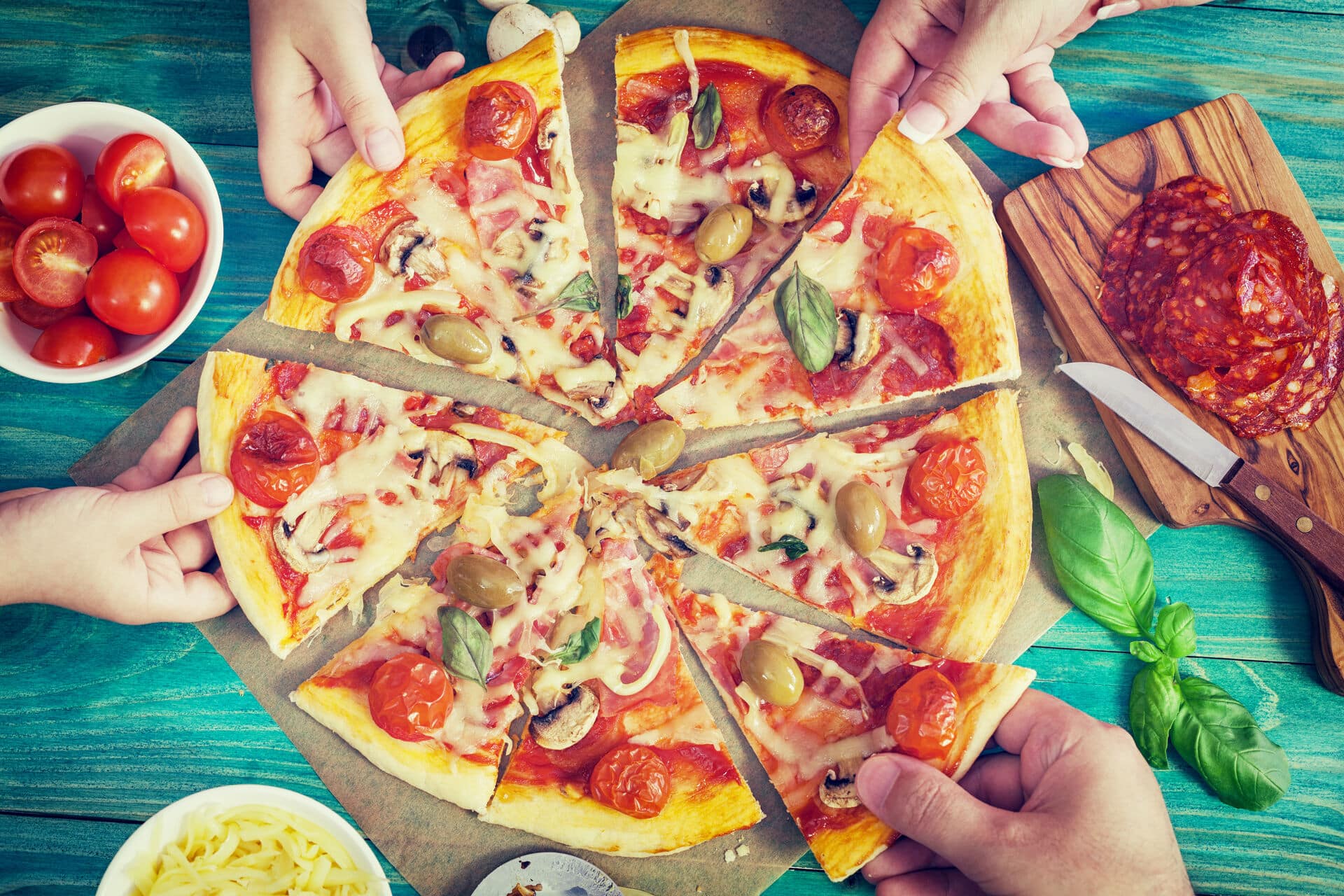 Familie ißt Pizza von oben fotografiert