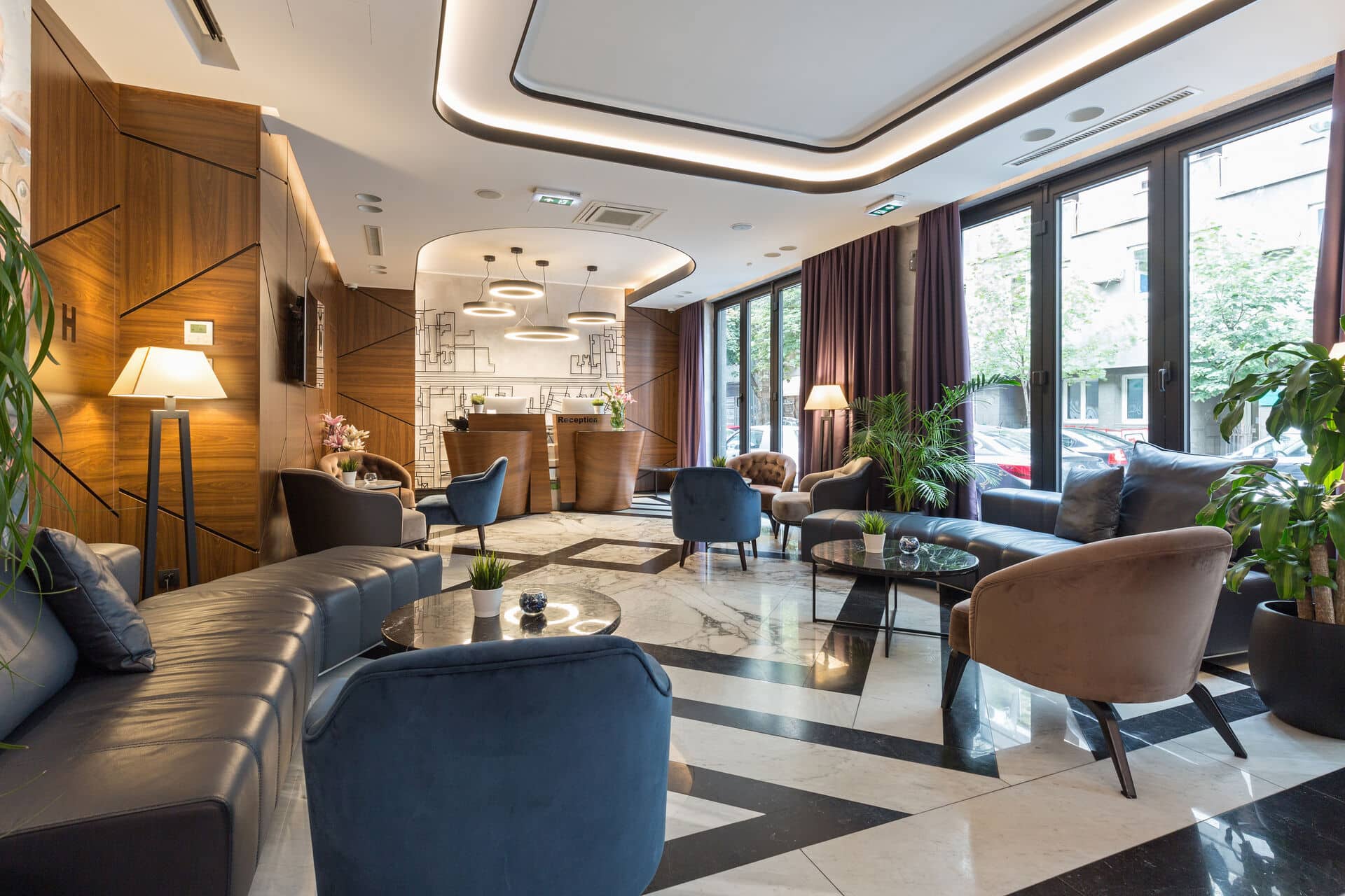 Elegant eingerichteter Eingangsbereich mit Lounge und Rezeption eine mitteleuropäischen Stadthotels