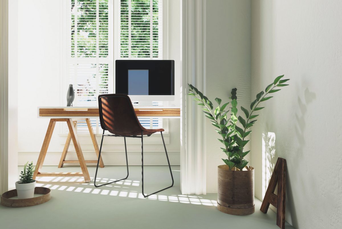 Home Office Schreibtisch am Fenster mit Pflanze