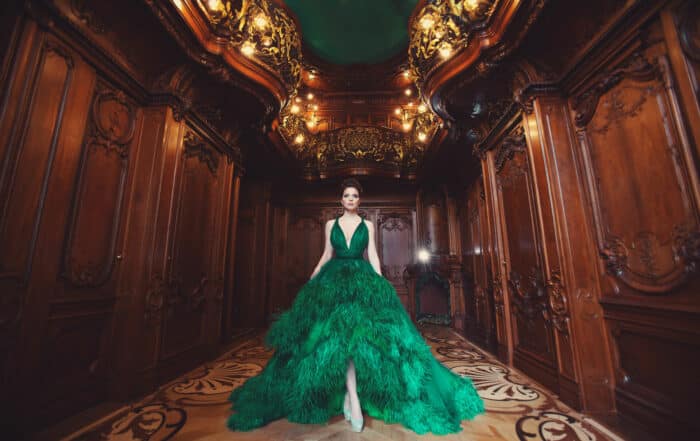 Frau in grüner Abendrobe im Theater