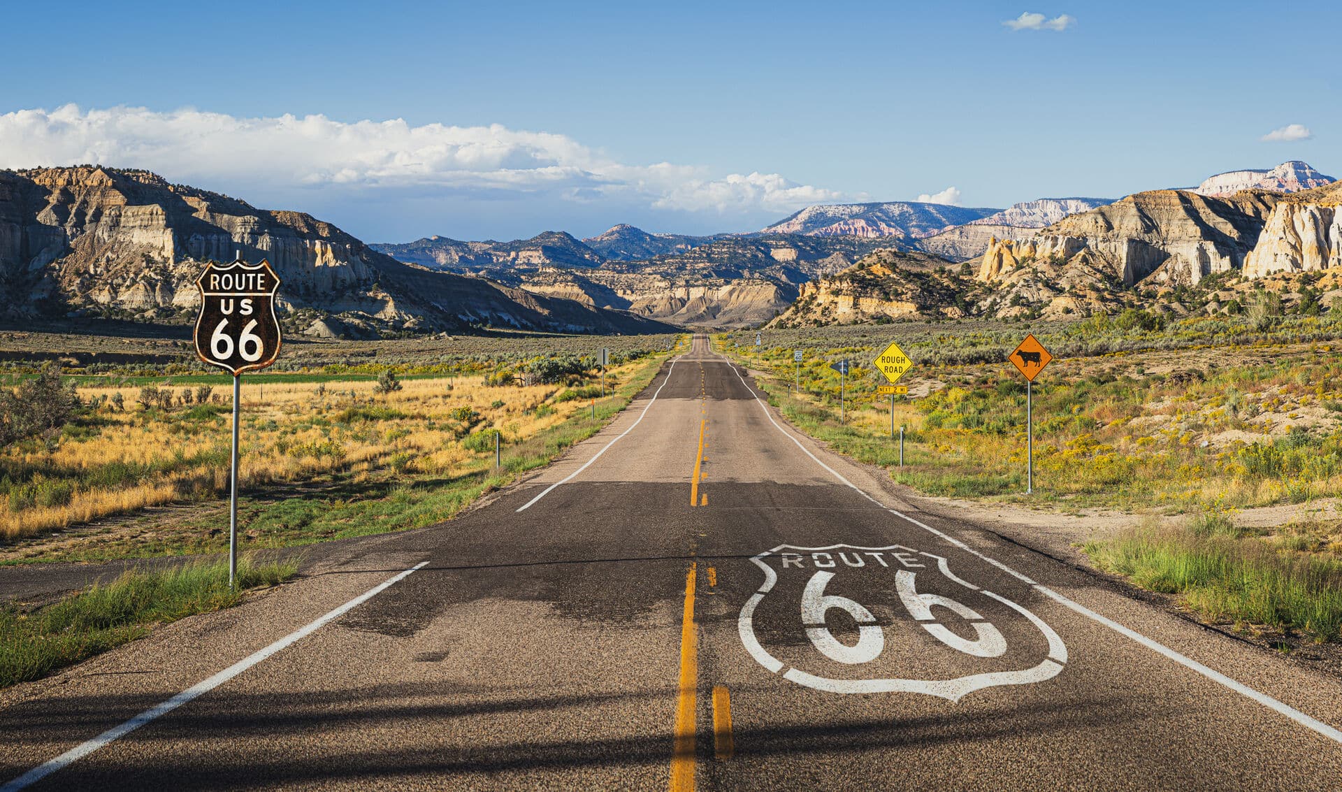 Route 66 in den USA führt durch bergige Landschaft