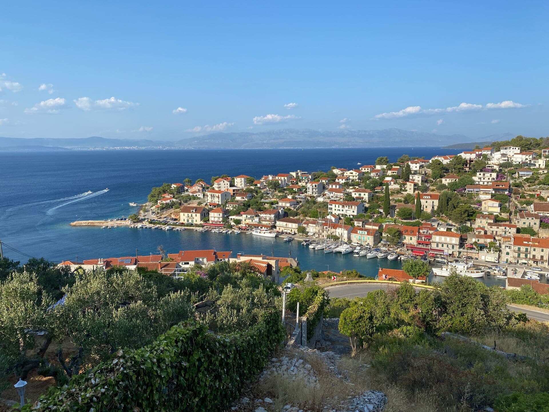 Blick auf Stomorska auf der Insel Solta in Kroatien