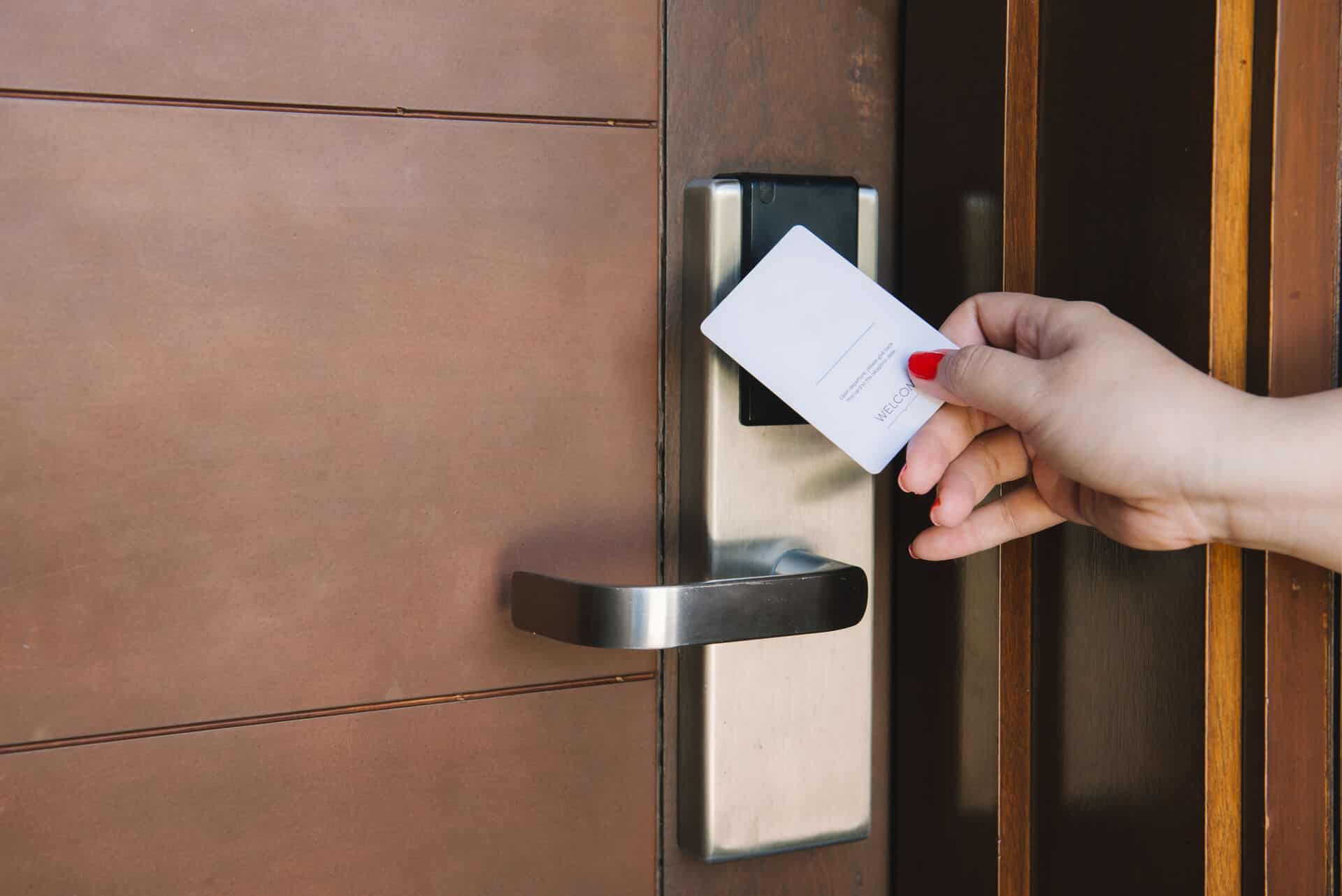 Frauenhand öffnet Hotelzimmer mit Schlüsselkarte