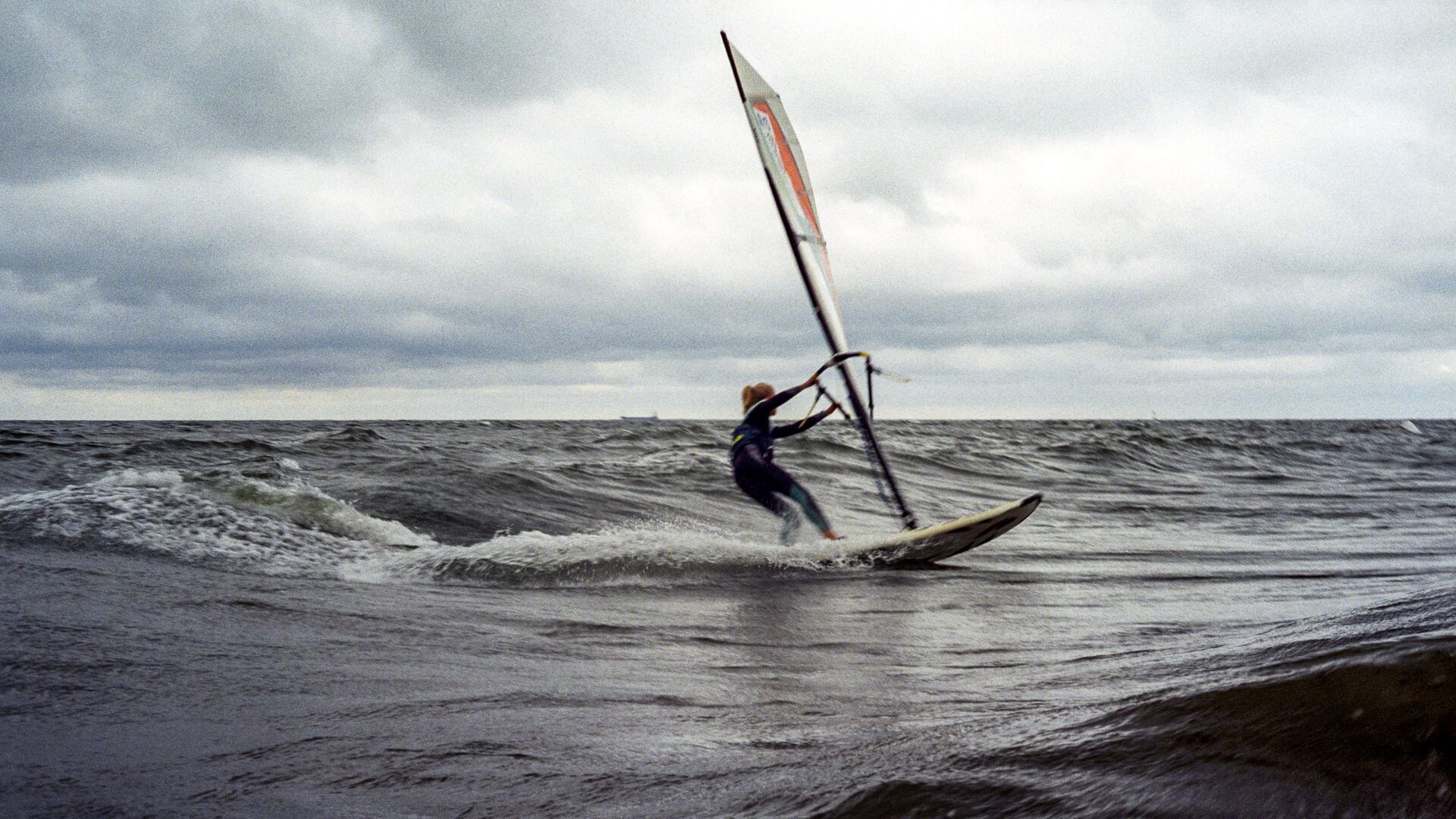 Windsurfer auf den Wellen