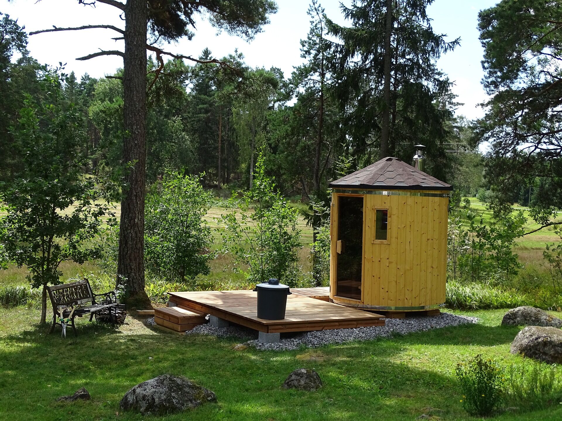 Kleine Fassauna senkrecht im Garten