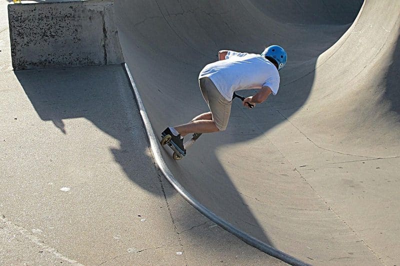 Scooter in einer Halfpipe