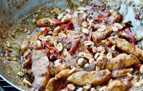 Sichuan-Chicken im Wok fertig zubereitet