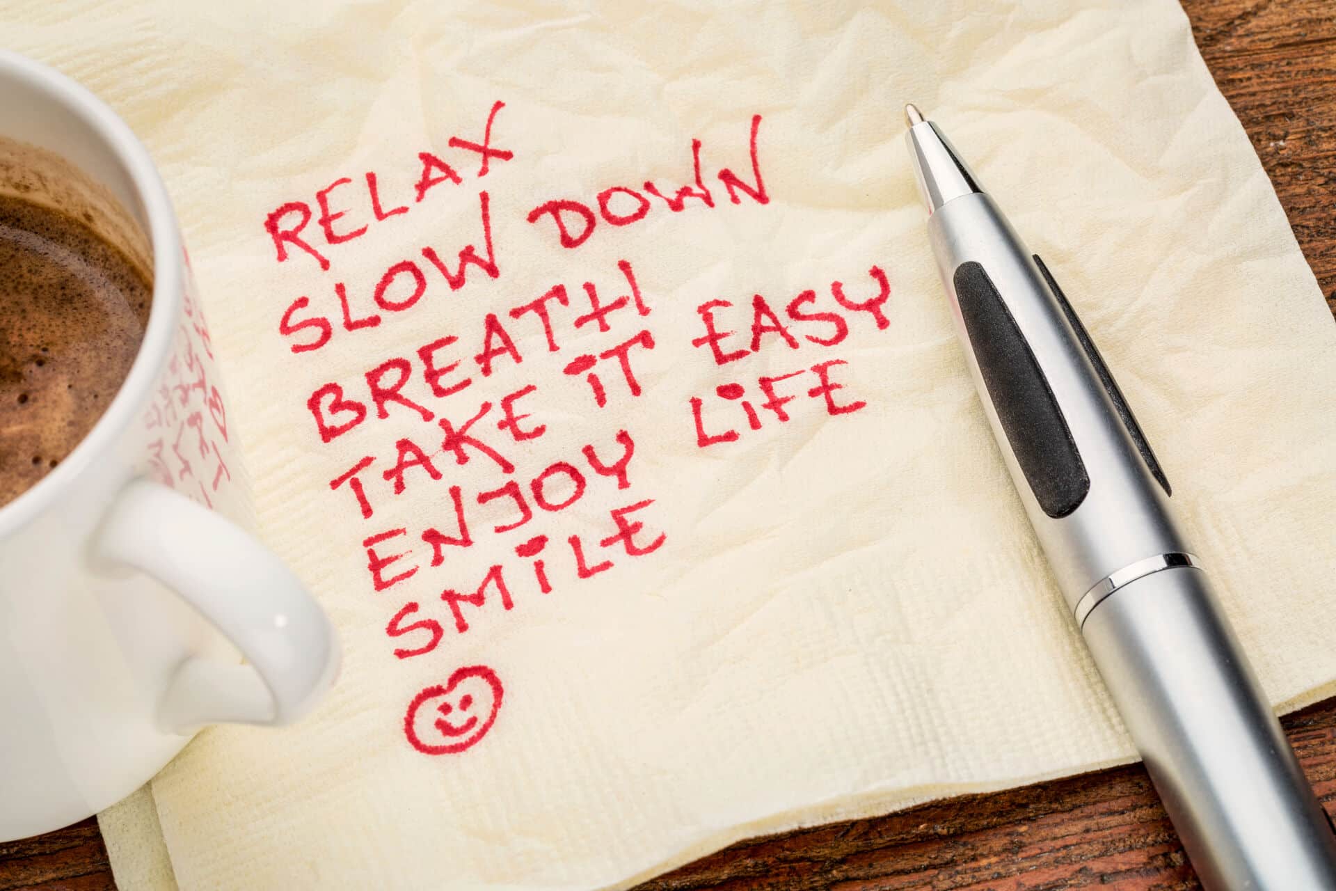 Tipps gegen Stress auf eine Serviette mit rotem Stift geschrieben mit Smiley