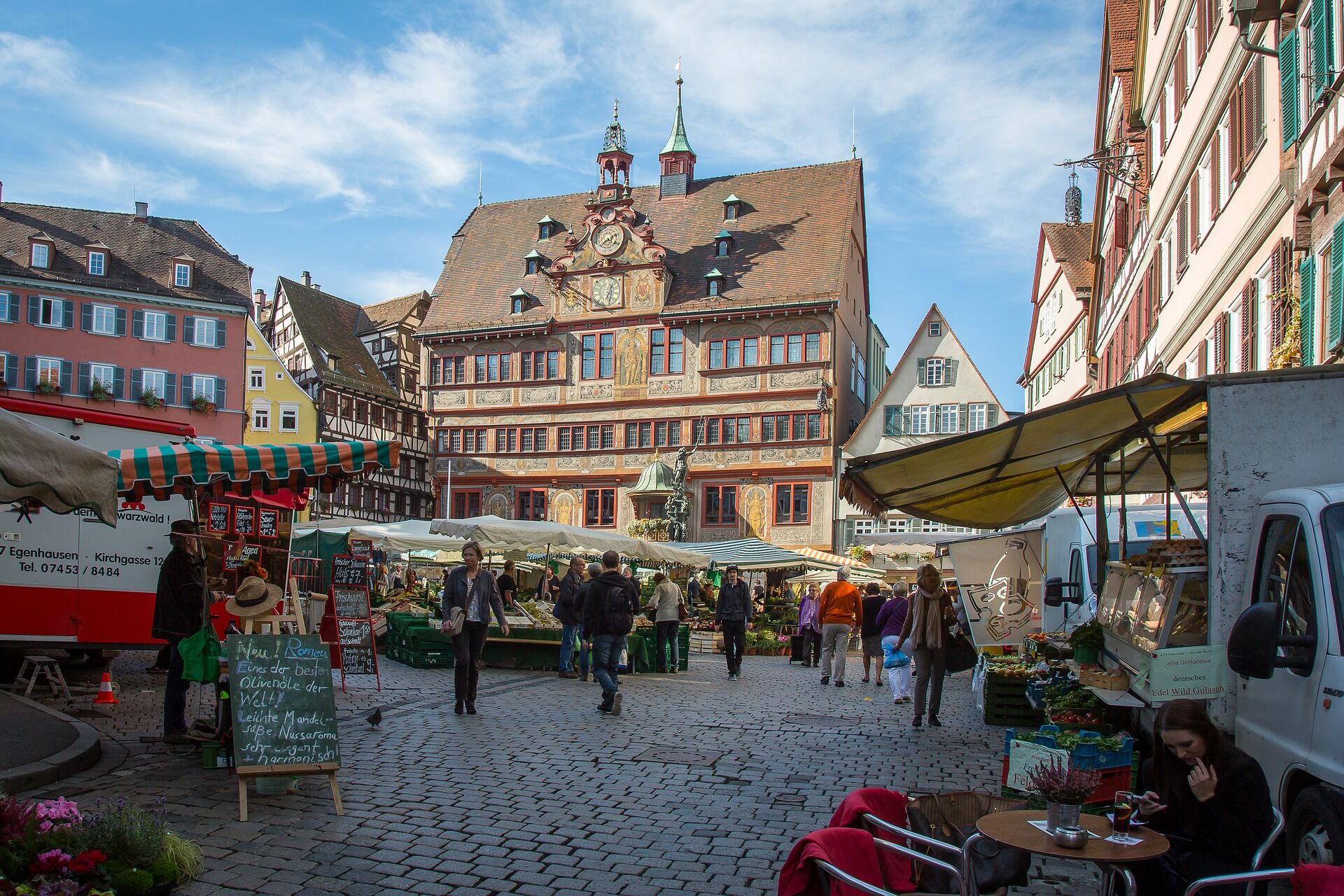 Wochenmarkt auf dem Marktplatz in Tübingens Altstadt