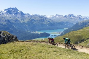 Grandioses Bergpanorama und Fahrspass im Team ist garantiert bei den TRAIL GAMES in St. Moritz. Foto: Engadin St. Moritz Mountains/Markus Greber