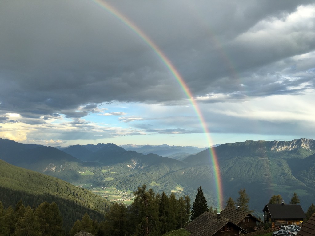 Regenbogen in den Bergen Kärntens von Thomas Grimm