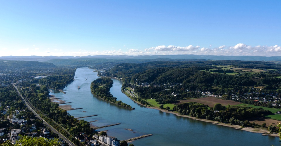 Blick vom Drachenfels auf das Rheintal und Nonnenwert