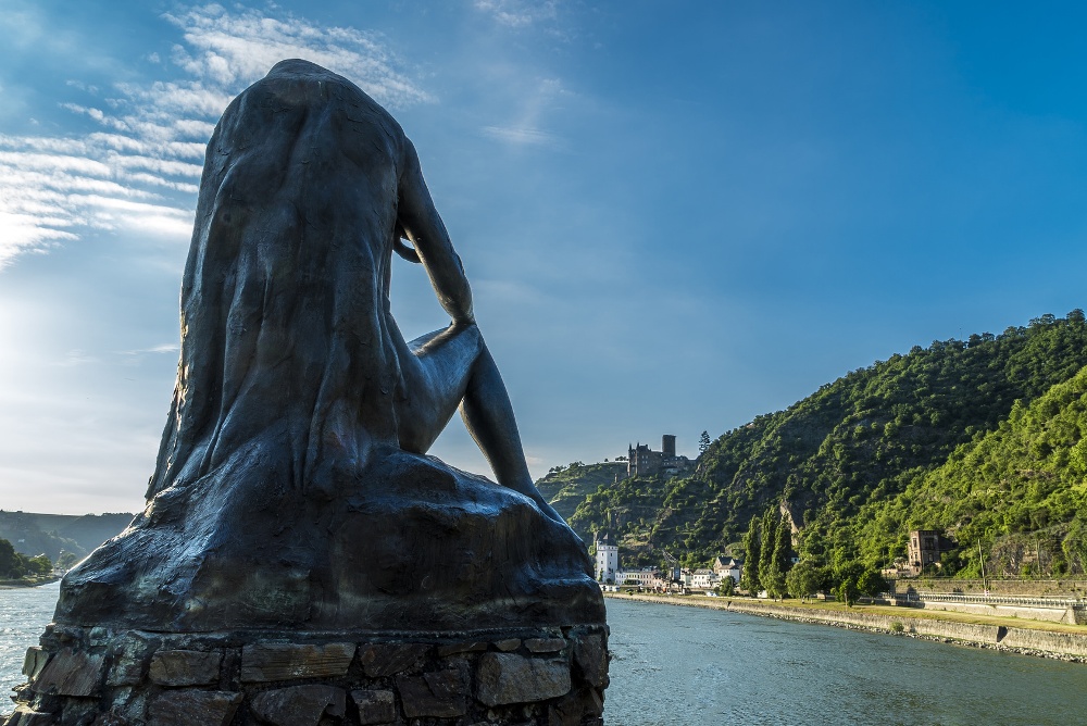 Loreley am Rhein blickt auf Sankt Goarshausen und Burg Katz